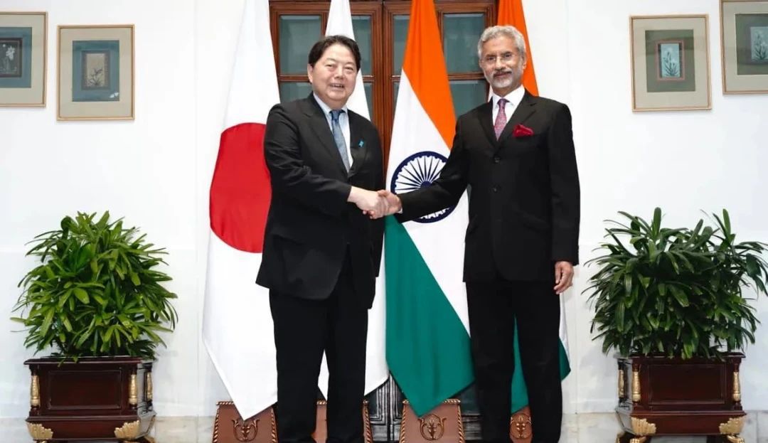 7月27日，印度外长苏杰生同日本外相林芳正在新德里共同主持第十五次印日外长战略对话，就数字公共基础设施等关键和新兴技术的合作前景进行讨论。